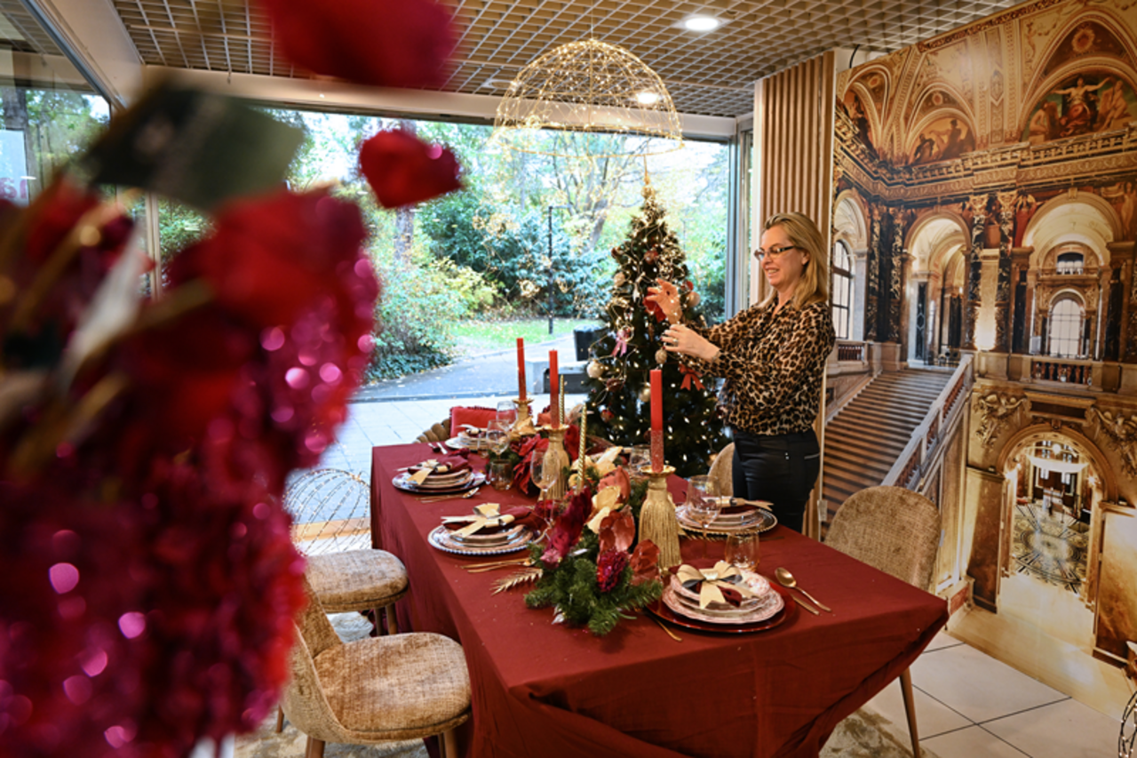 Une table de fête dressée dans une boutique de décoration