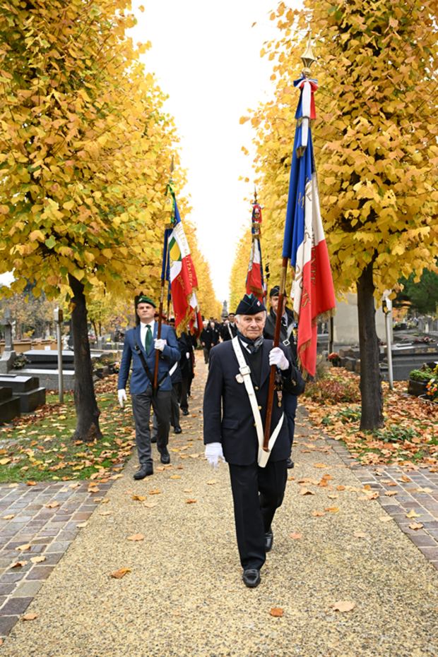 L'arrivée de la flamme sacrée et des porte-drapeaux au cimetière des Fauvelles