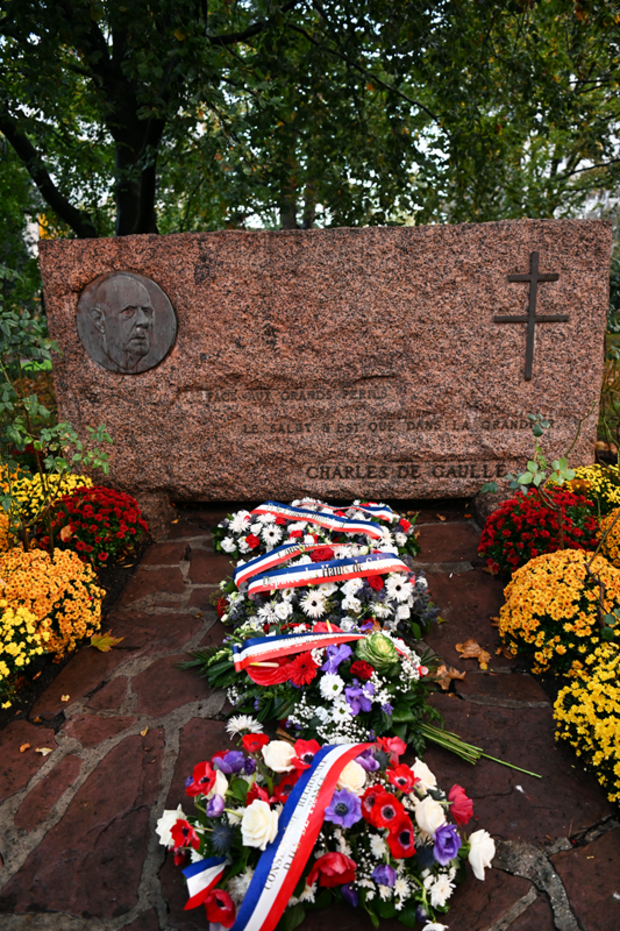 La stèle du général de Gaulle à Courbevoie