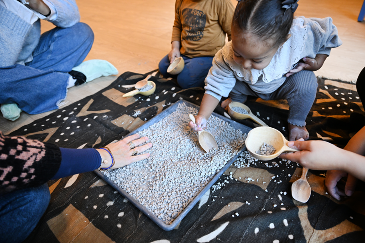 Des enfants jouant avec de l'argile à la maison des familles