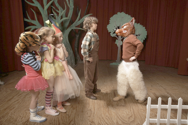 Des enfants faisant du théâtre