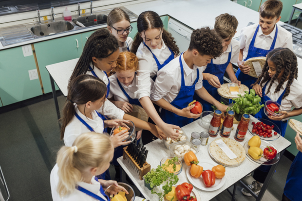 Des ados en cuisine