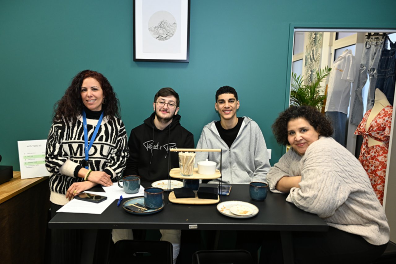 John et Maxime avec les enseignantes, mesdames Meftah et Boukamel
