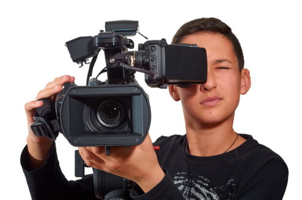 Un adolescent portant une caméra numérique