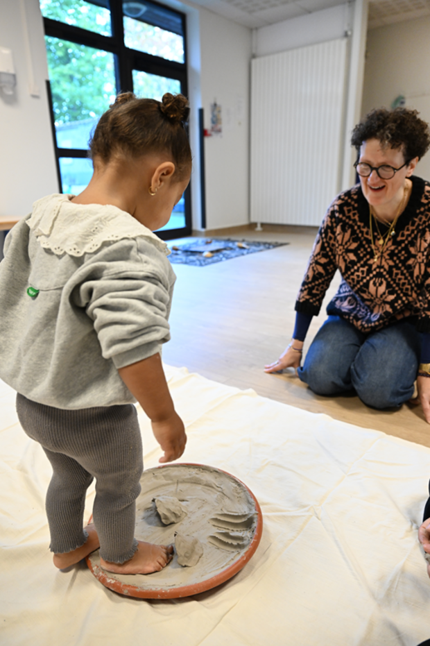 Des enfants jouant avec de l'argile à la maison des familles