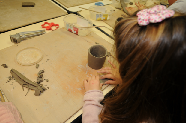 Une enfant faisant de la poterie