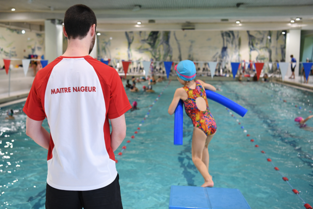 Cours de natation à la piscine municipale