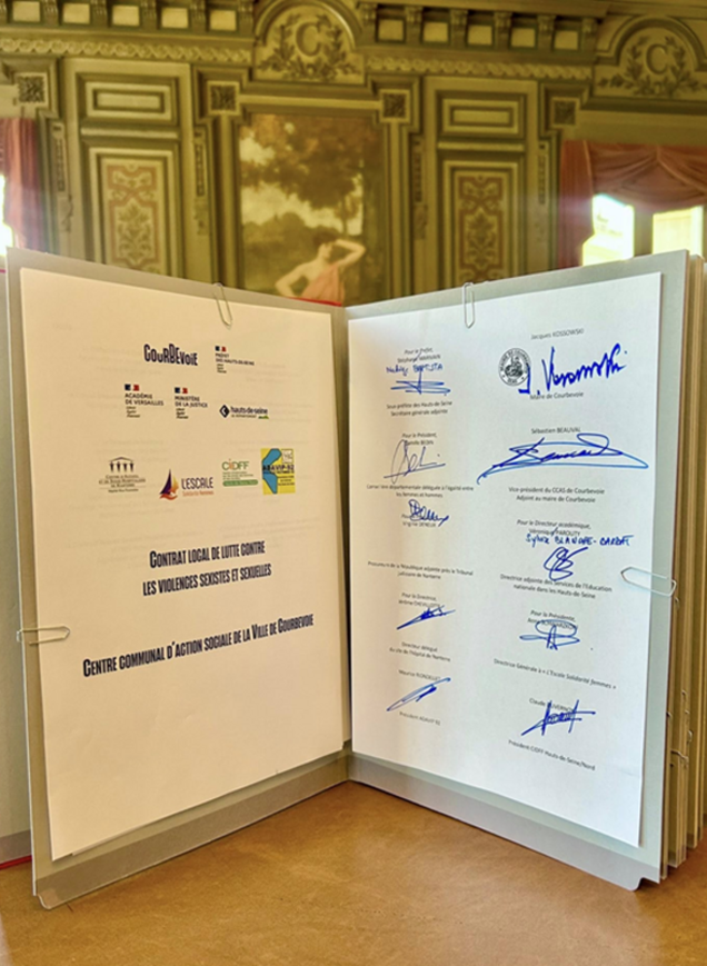 Le contrat et toutes les signatures