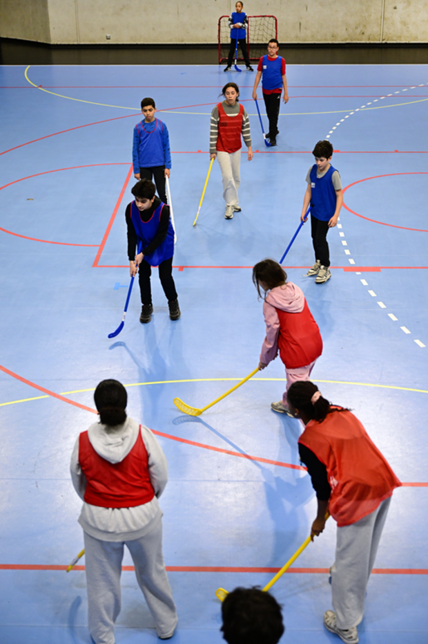 Les enfants font du hockey avec le centre de loisirs