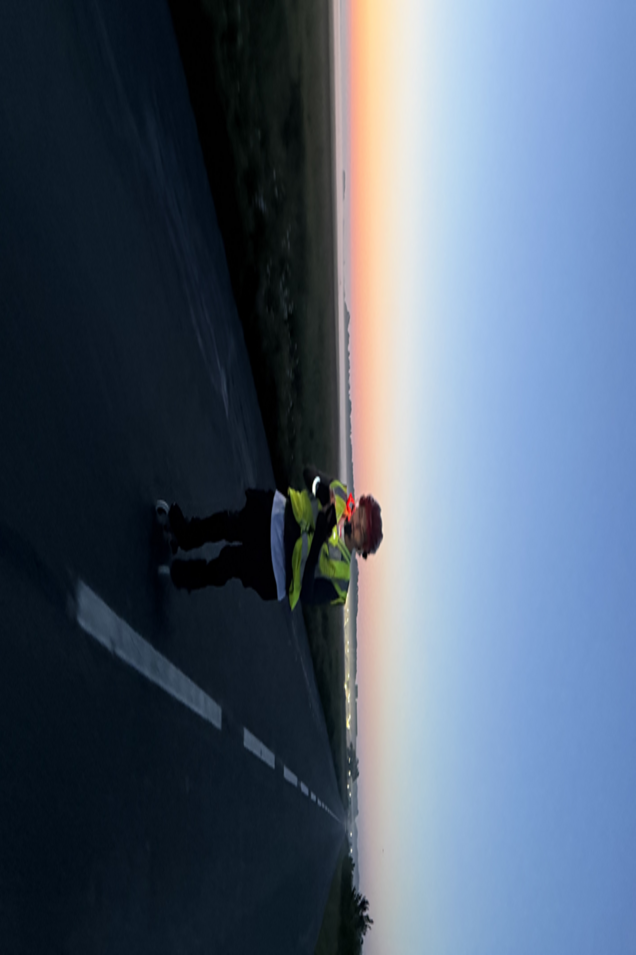 Lever du soleil en pleine campagne. Le chemin est encore long !