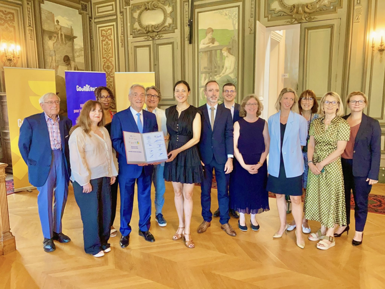 Photo de groupe lors de la signature
