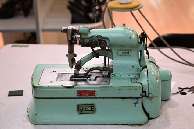 Une machine à coudre dans la partie atelier